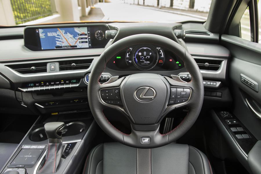 Торпедо Lexus UX250h F-Sport 2019 года  (AU) (фото 5 из 8)